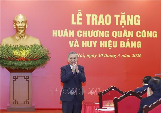 Hình ảnh: Tổng Bí thư Tô Lâm chủ trì Lễ trao tặng Huân chương Quân công và Huy hiệu Đảng số 3