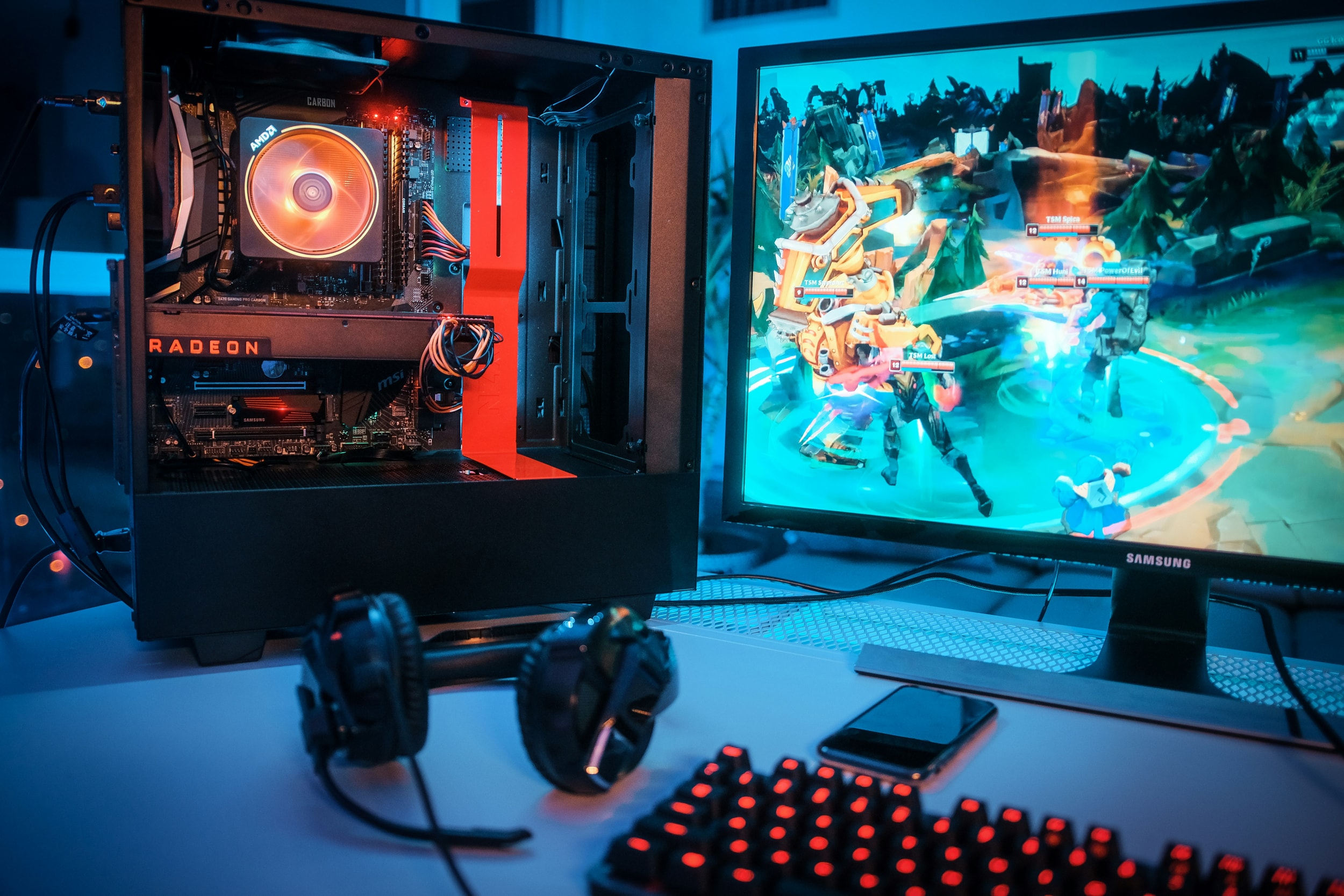 un computer con diversi monitor