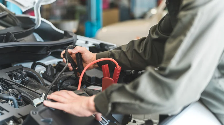 Trước khi kích ắc quy xe đời mới, hãy luôn kiểm tra điều này