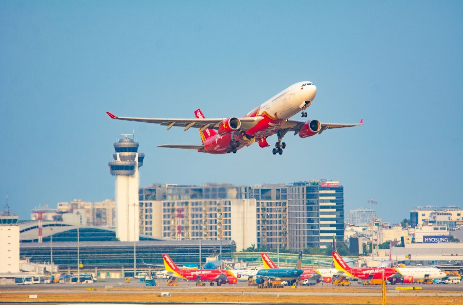 Các hãng hàng không Việt Nam nỗ lực duy trì ổn định mạng bay trước những khó khăn do biến động giá nhiên liệu. Ảnh minh họa.