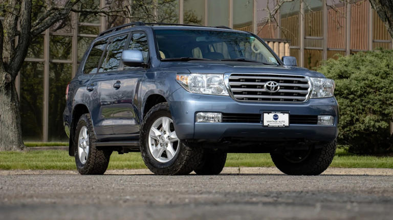 Vì sao xe Land Cruiser cũ luôn giữ giá cực tốt?