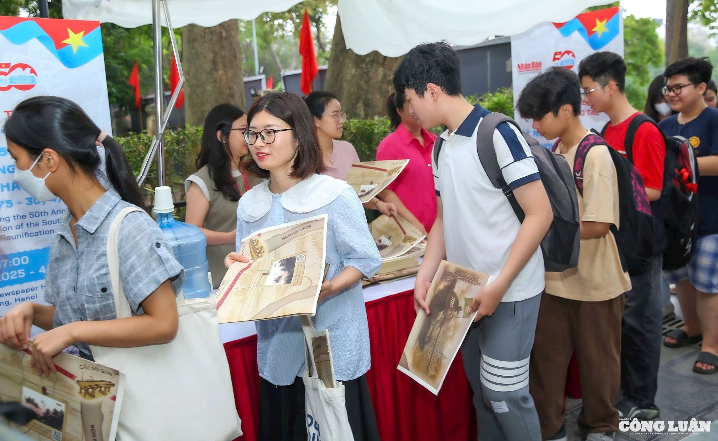 Hình ảnh: Bảo vệ nền tảng tư tưởng của Đảng: Linh hoạt nhưng không buông lỏng nguyên tắc số 2