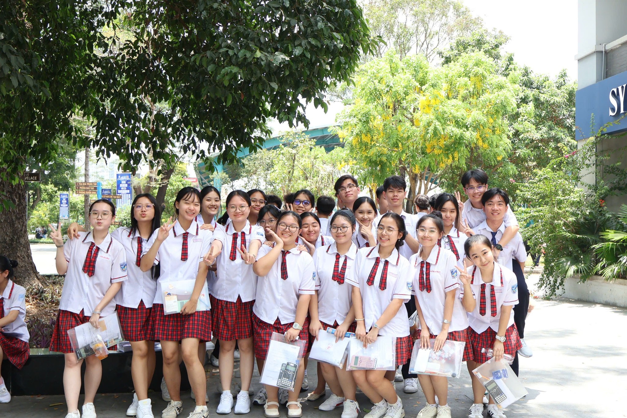 Nhiều thí sinh đánh giá đề thi Đánh giá năng lực năm 2026 của Đại học Quốc gia TP HCM khó hơn đáng kể so với đề minh họa, đặc biệt ở phần Tiếng Việt. Ảnh: VNUHCM
