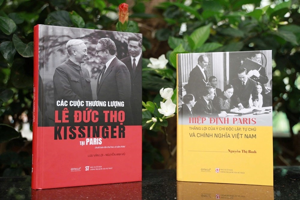 Hai cuốn sách về Hiệp định Paris do Nhà xuất bản Chính trị quốc gia Sự thật xuất bản. Ảnh: VH