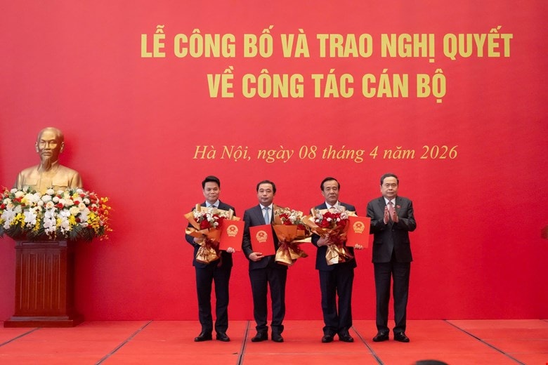 Chủ tịch Quốc hội trao Nghị quyết phê chuẩn các Trưởng Đoàn đại biểu Quốc hội