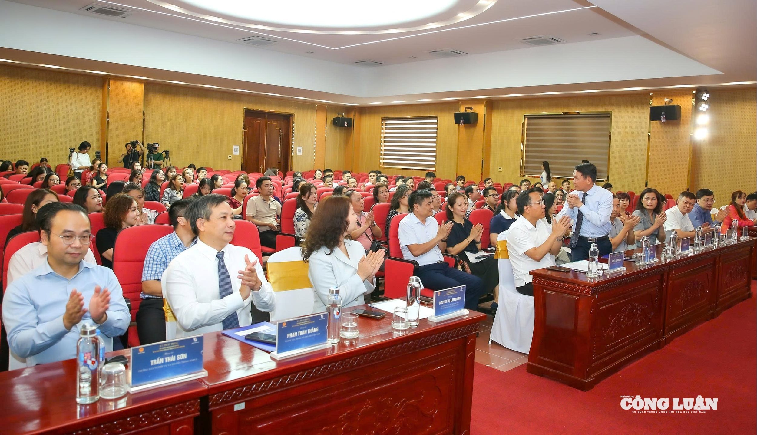 Hình ảnh: Giải thưởng Báo chí 2026 về sử dụng năng lượng: Báo chí đồng hành cùng 'Sáng tạo xanh - Tương lai xanh' số 1