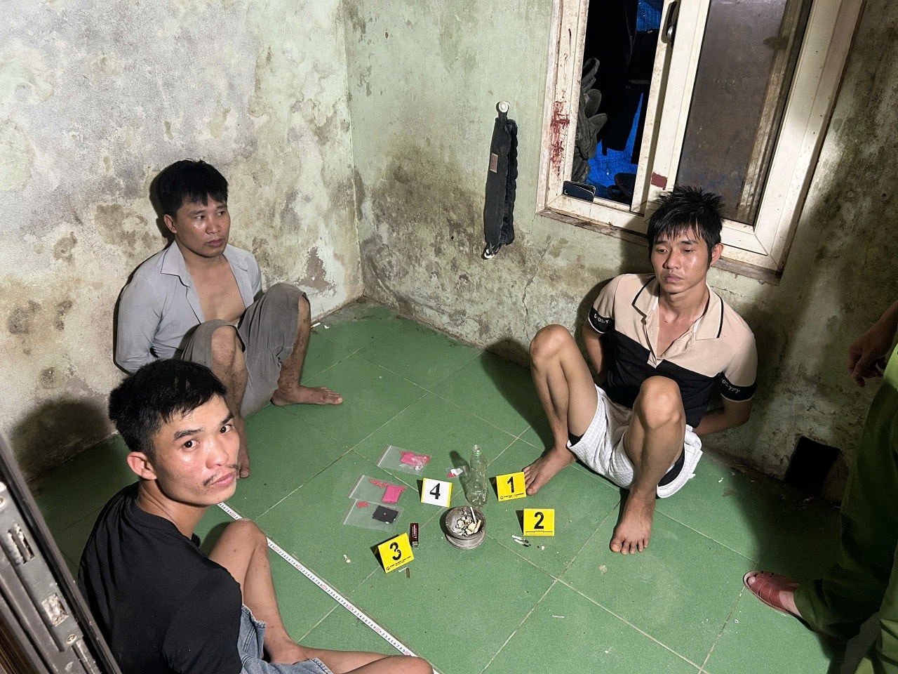 Bắt quả tang nhóm đối tượng tàng trữ gần 600 viên ma túy tổng hợp