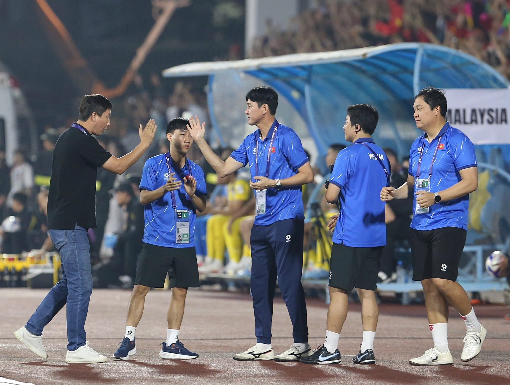 Điểm tin thể thao 8/4: HLV Kim Sang Sik chia tay 'phó tướng', tứ kết Champions League lại sôi sục đêm nay