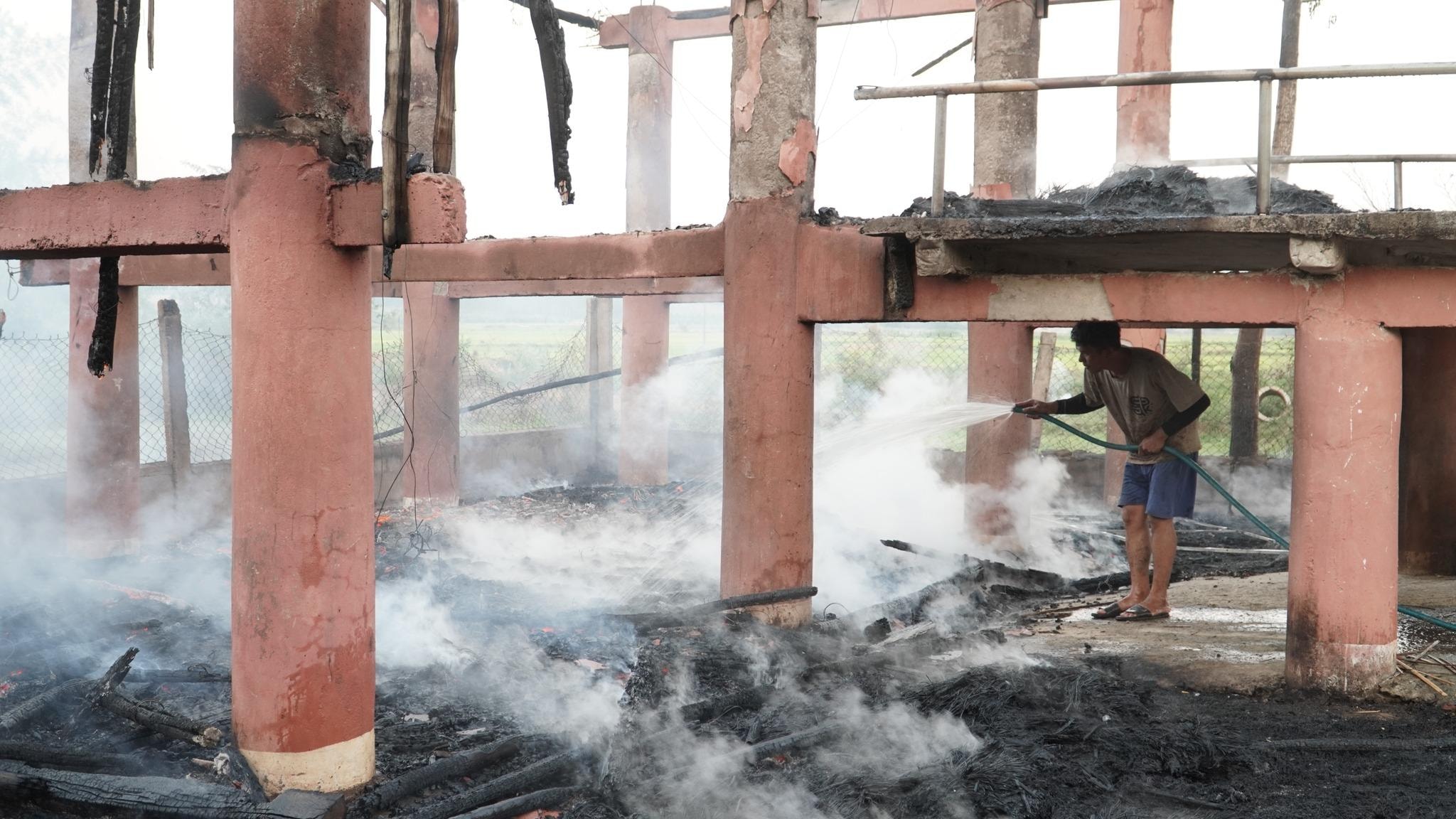 Quảng Ngãi: Ngọn lửa thiêu rụi ngôi nhà rông 15 năm tuổi