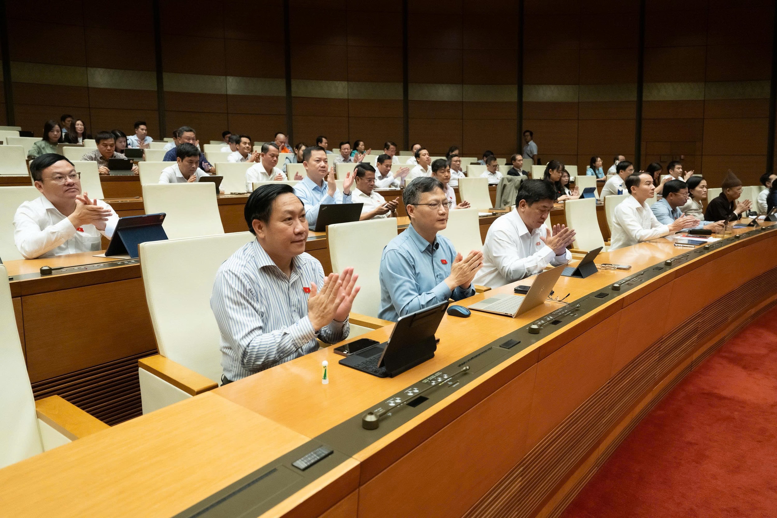 Các đại biểu Quốc hội dự phiên họp.