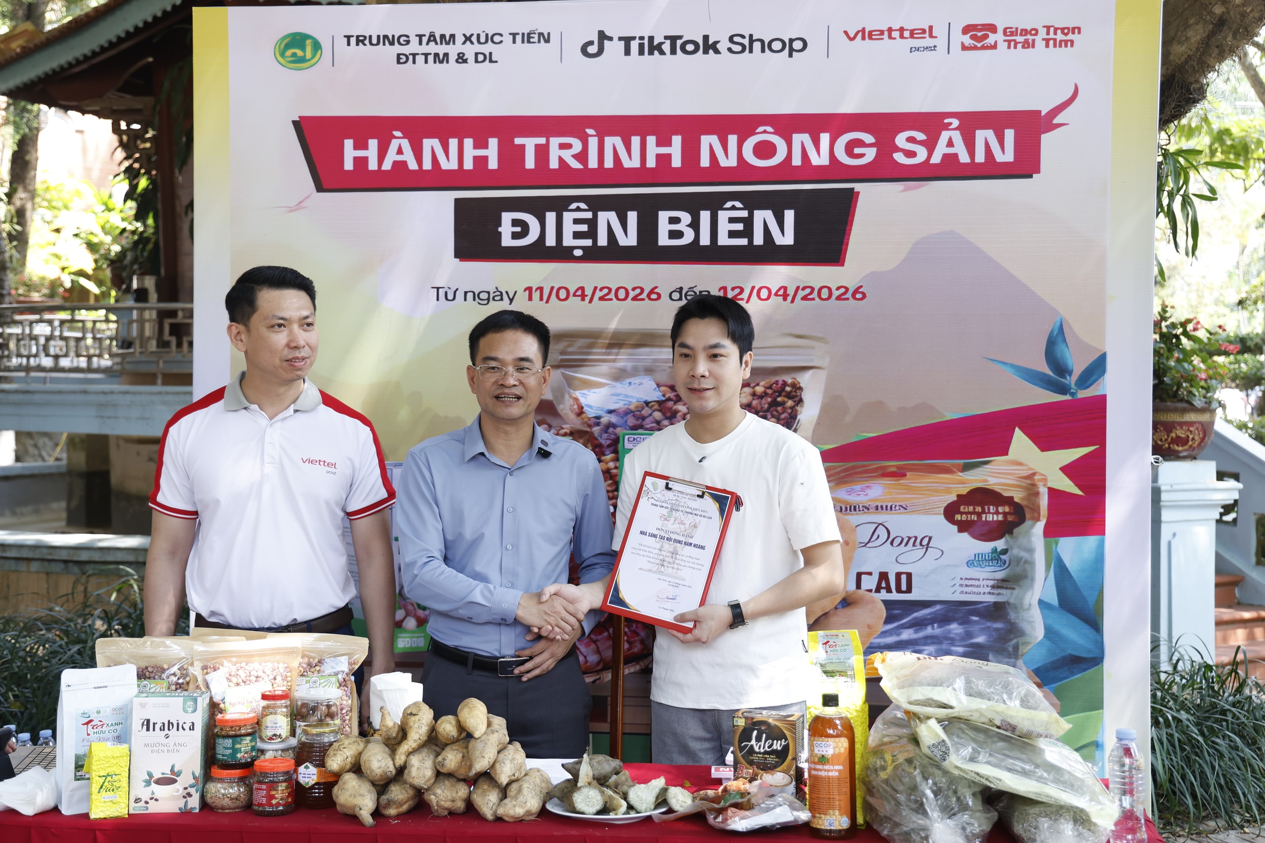 Ông Lê Thanh Tiềm - GĐ TT xúc tiến đầu tư thương mại & du lịch tỉnh Điện Biên trao thư cảm ơn tới các nhà sáng tạo nội dung