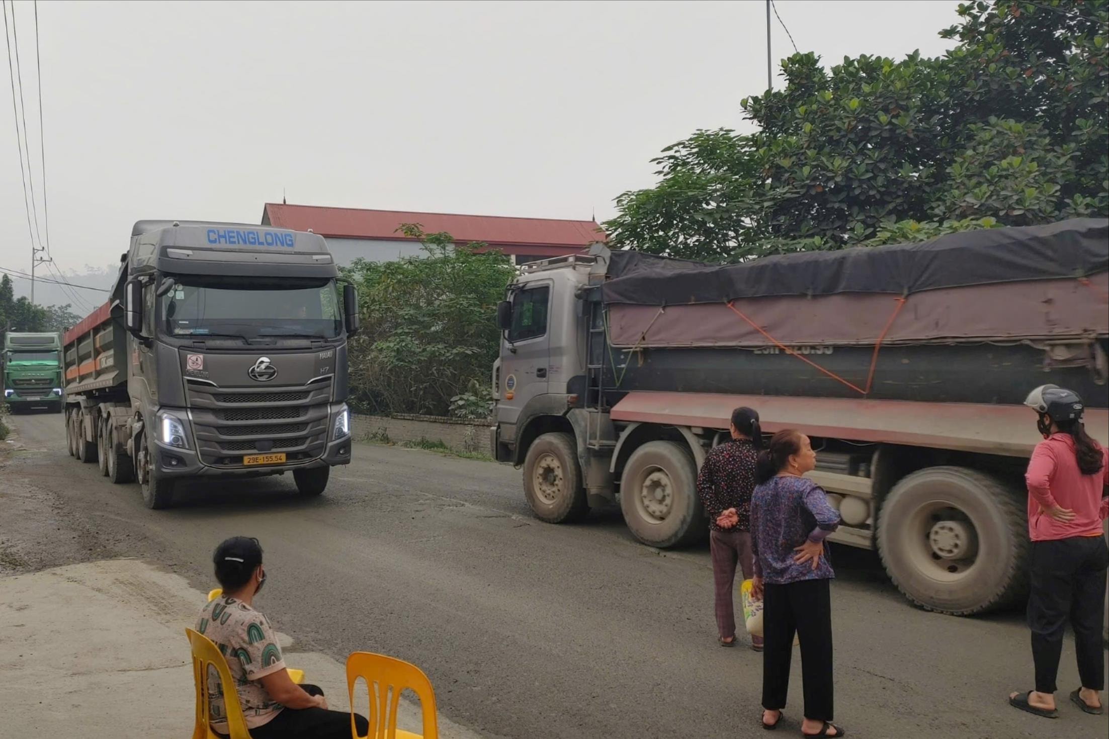 Xã Lương Sơn, Phú Thọ: Người dân chặn đường ngăn đoàn xe trọng tải lớn 