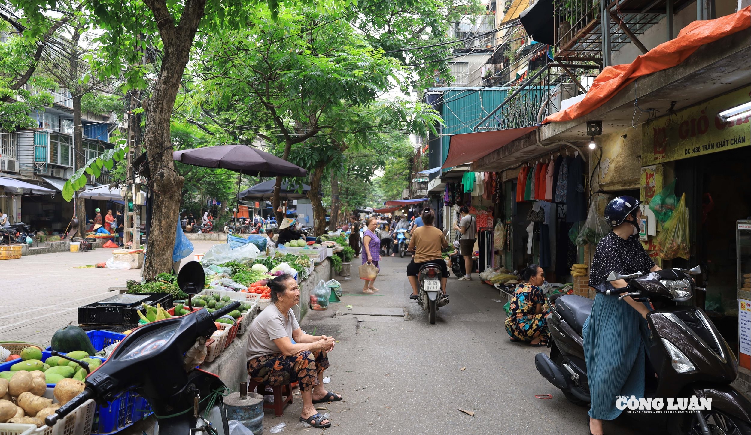 Nhiều mặt hàng được bày bán la liệt tại khu tập thể.