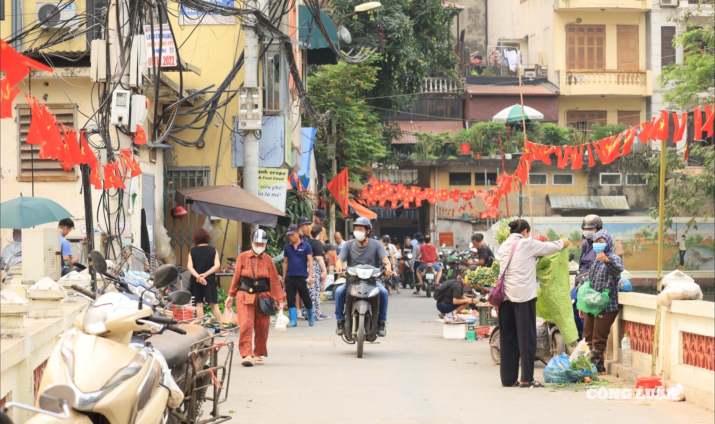 Lối dẫn vào chợ Hữu Tiệp, hàng hóa bày bán dọc hai bên, khiến không gian trở nên chật hẹp và mất mỹ quan đô thị.