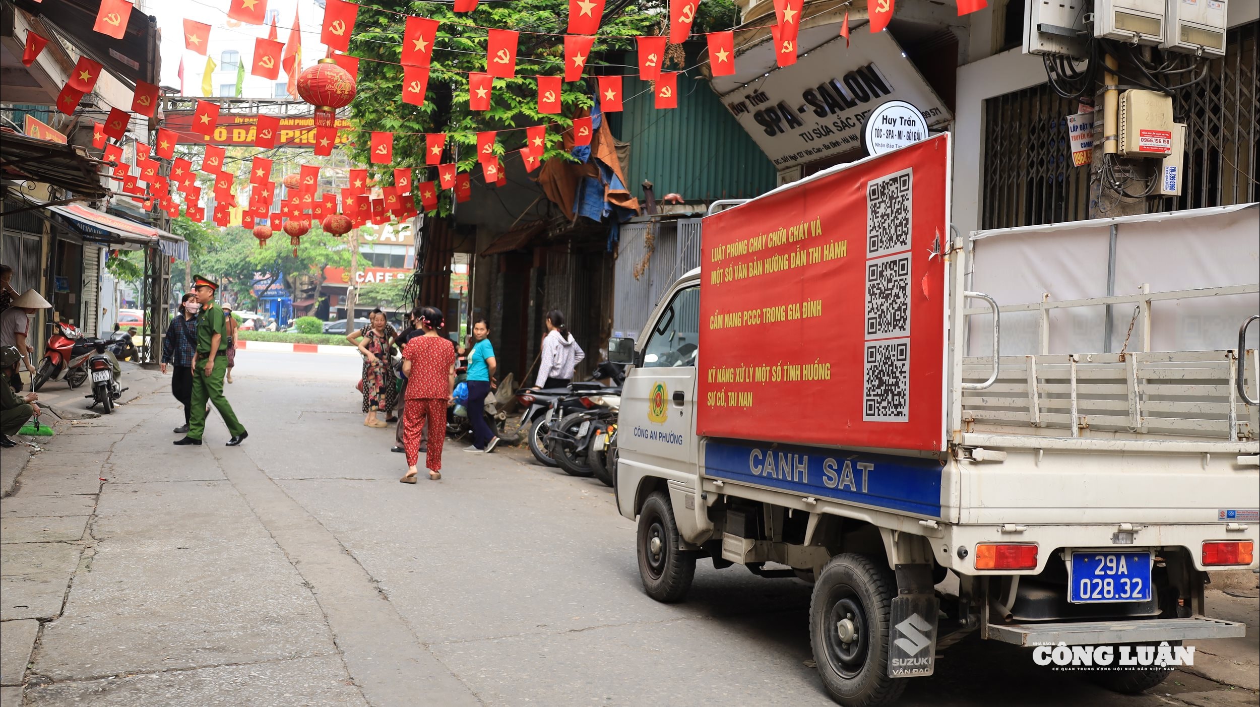 Lực lượng chức năng tăng cường kiểm tra, nhắc nhở các trường hợp vi phạm trật tự đô thị.