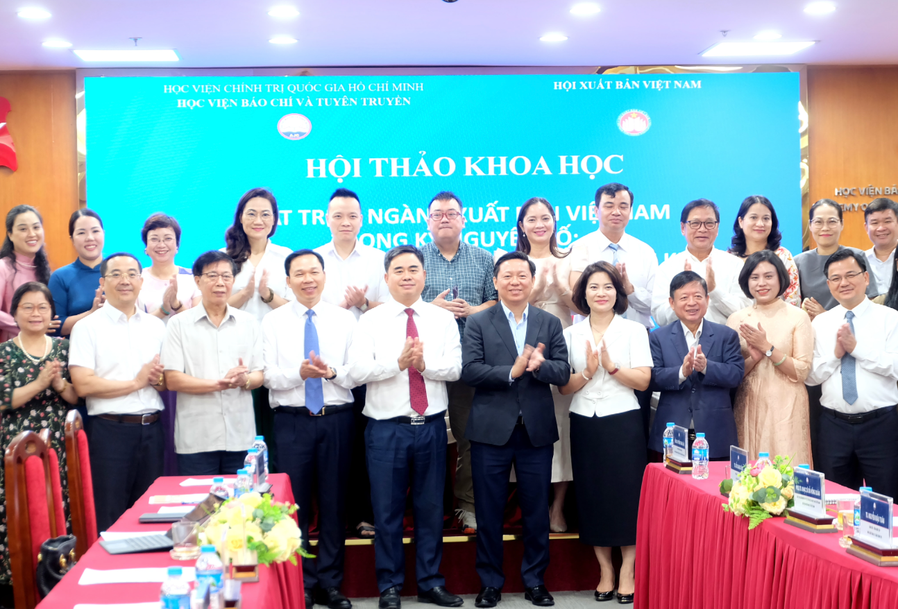 Các đại biểu tham dự hội thảo chụp hình lưu niệm. Ảnh: Thảo Nguyễn 