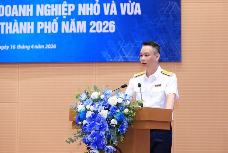 Đồng chí Vũ Mạnh Cường - Thành ủy viên, Trưởng Thuế thành phố Hà Nội trả lời các kiến nghị. Ảnh: Lê Hải