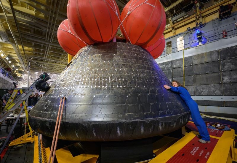 Christina Koch stringe forte la navicella spaziale Orion, un giorno dopo l'ammaraggio dell'equipaggio al largo delle coste della California. Foto: NASA