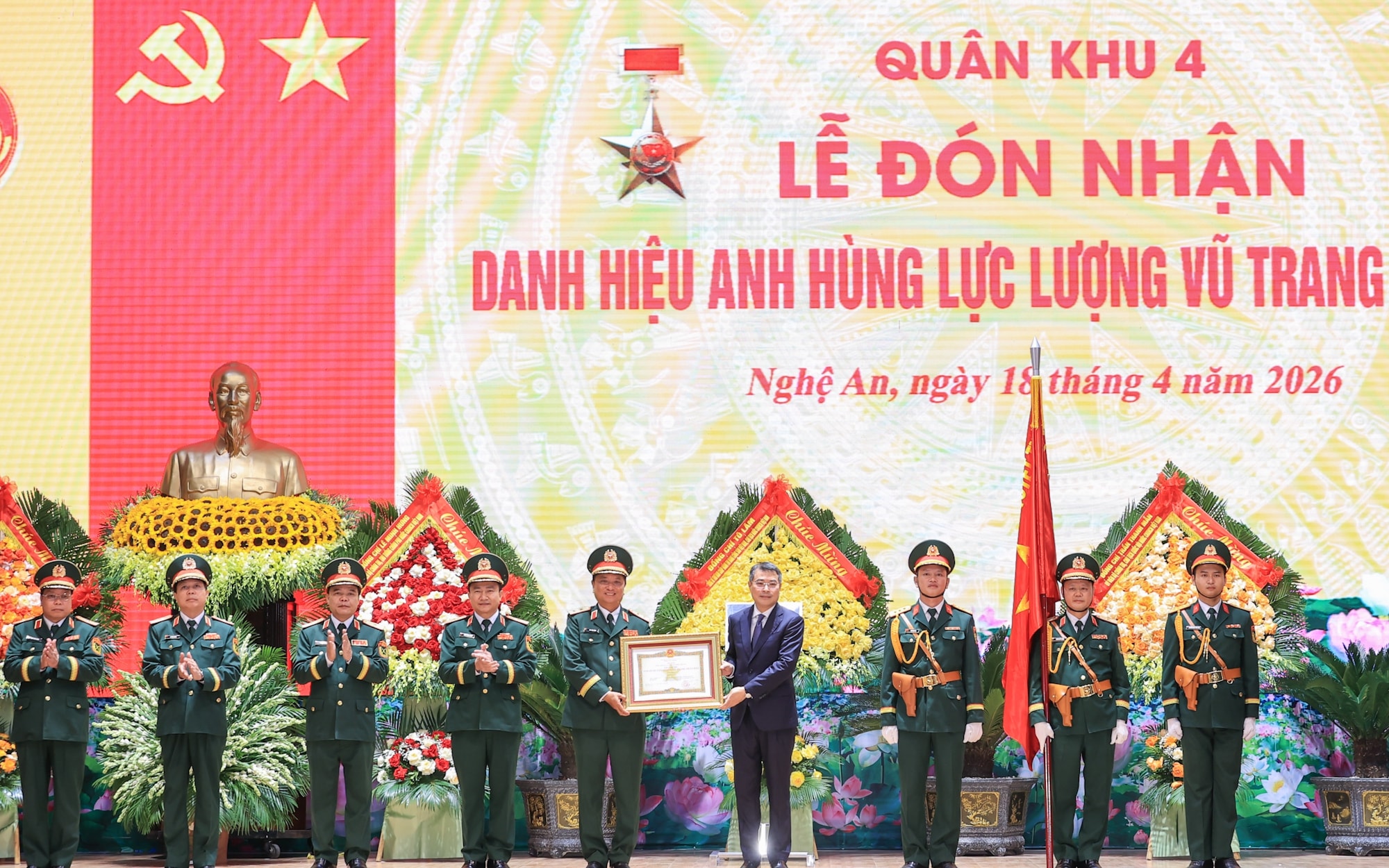 Thủ tướng Lê Minh Hưng: Tập trung xây dựng lực lượng vũ trang Quân khu 4 cách mạng, chính quy, tinh nhuệ, hiện đại