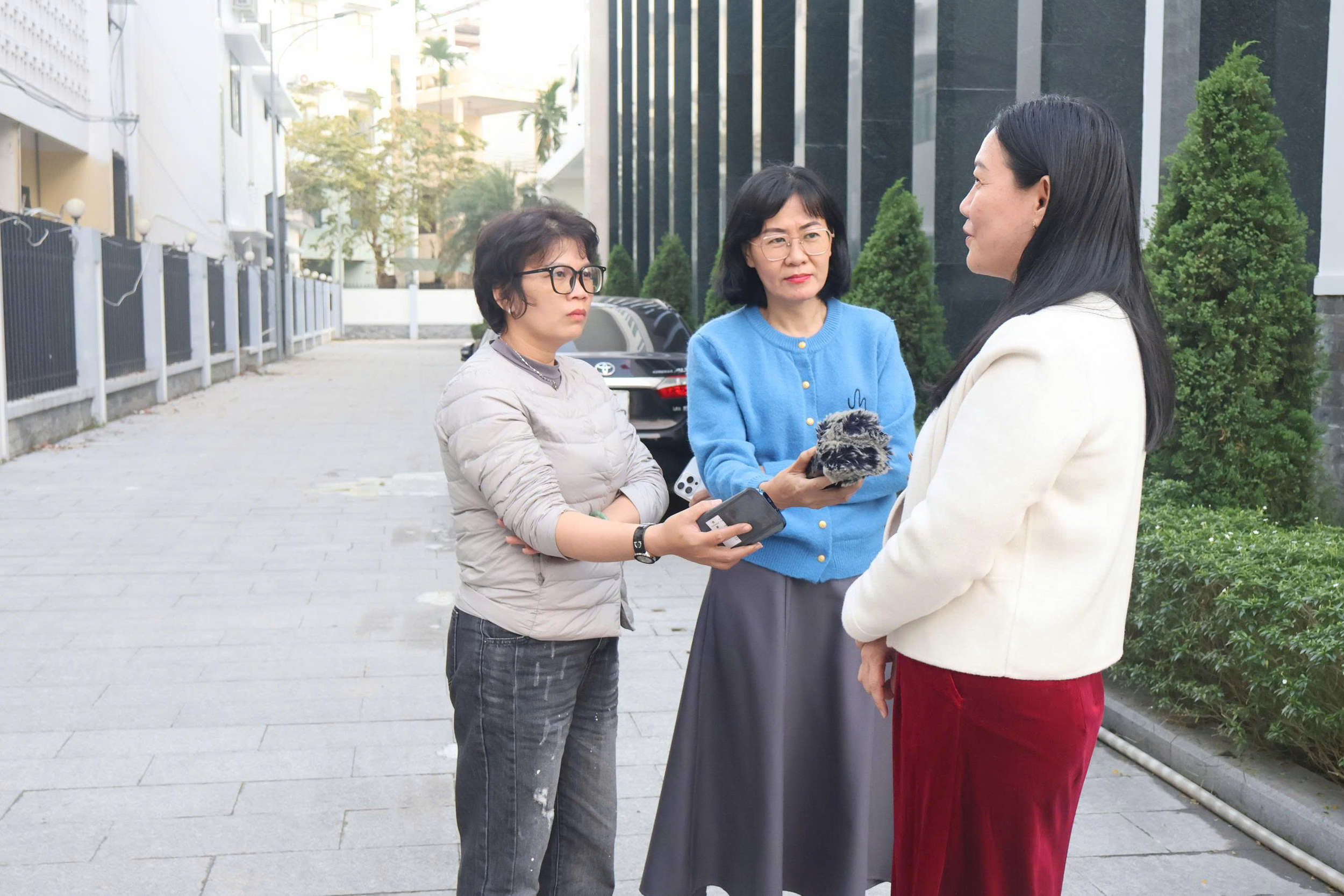 Nhà báo Huỳnh Thị Bích Hà (áo xanh), Chi hội 2, Báo và Phát thanh truyền hình Quảng Ngãi.