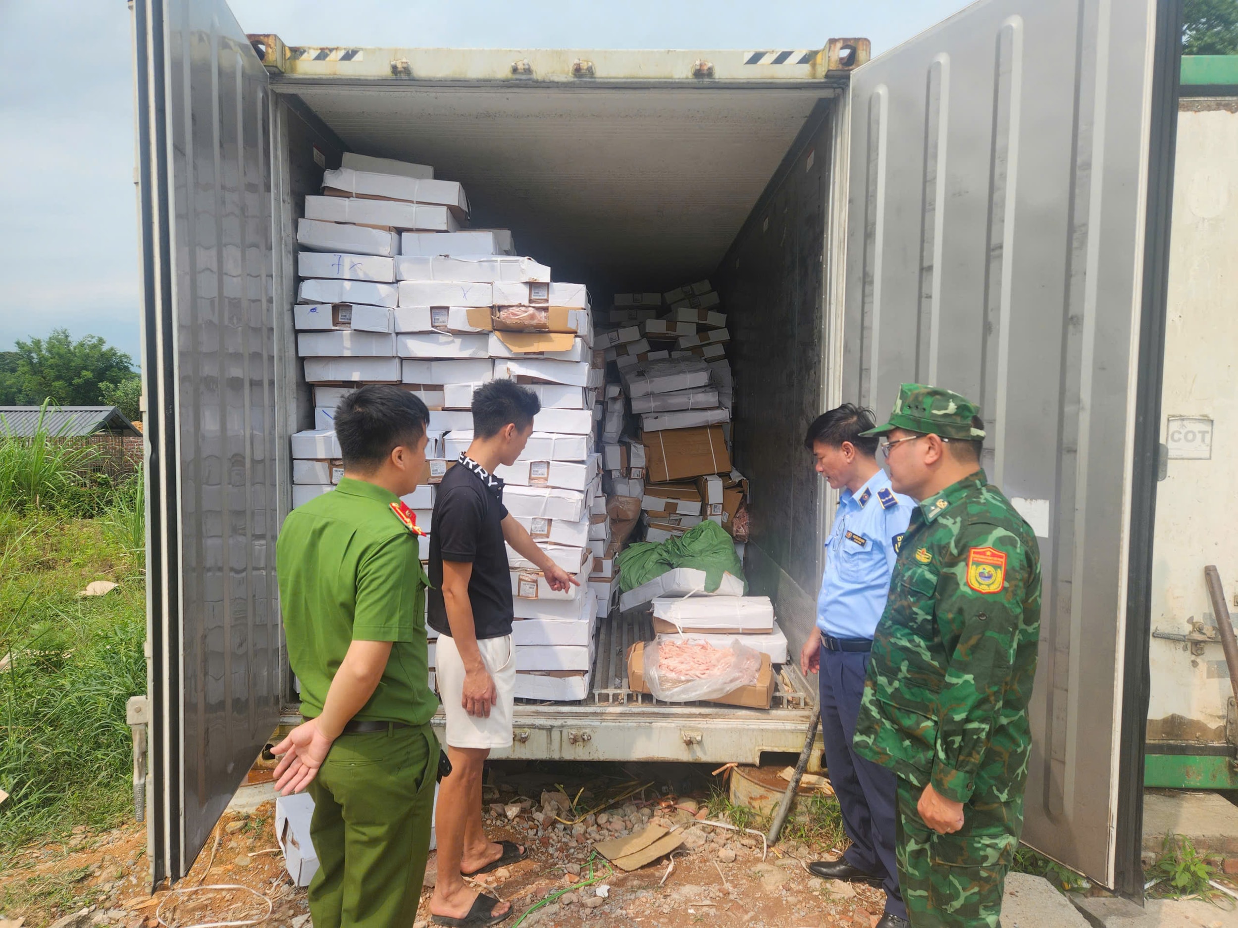 Khám kho lạnh chứa 10.500 kg chân gà