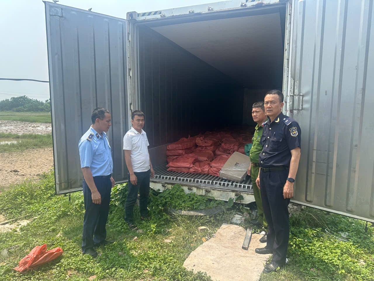 Khám kho lạnh chứa 3.300 kg cánh gà