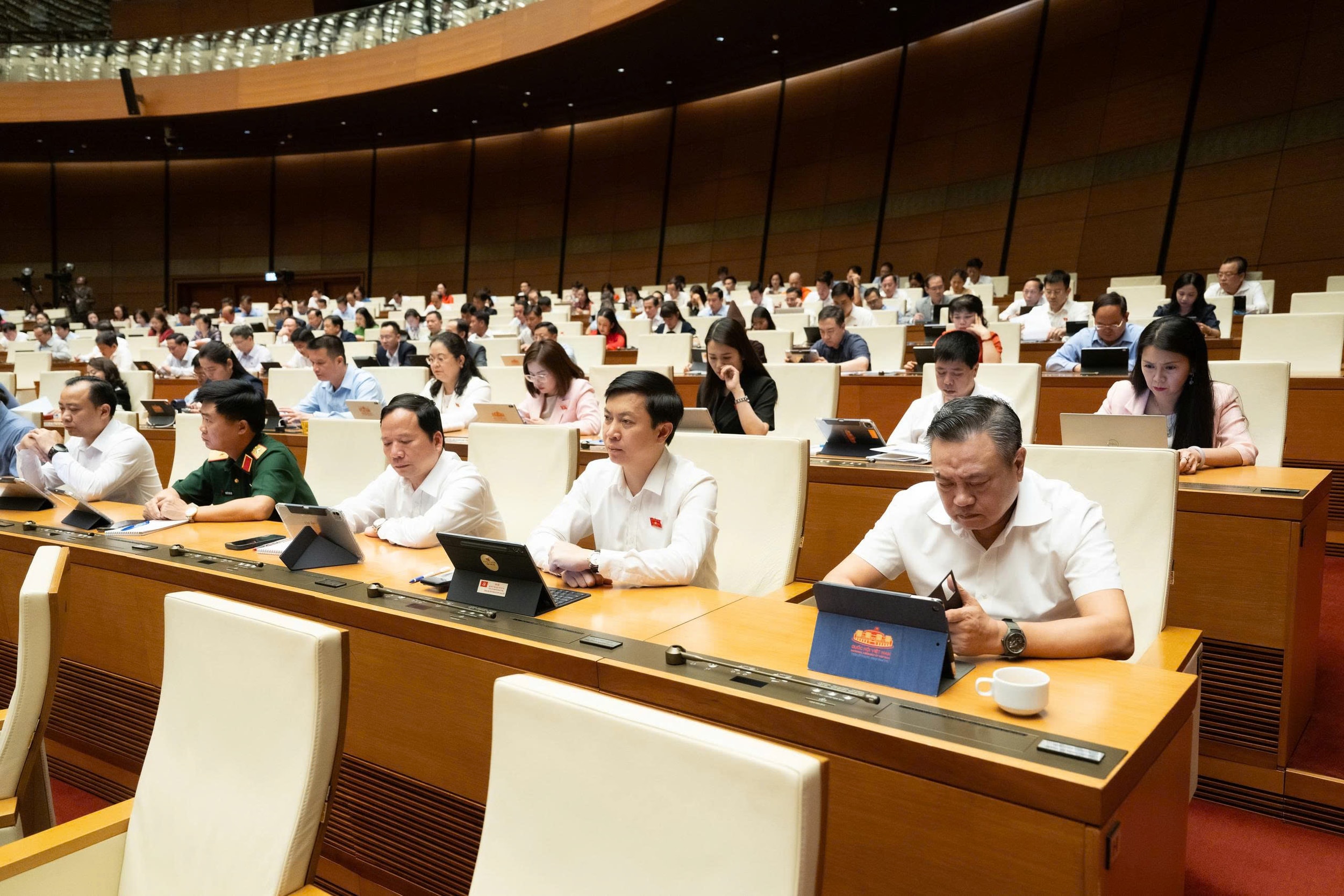 Hình ảnh: Hôm nay, Quốc hội biểu quyết thông qua nhiều nghị quyết quan trọng và bế mạc Kỳ họp thứ Nhất số 1