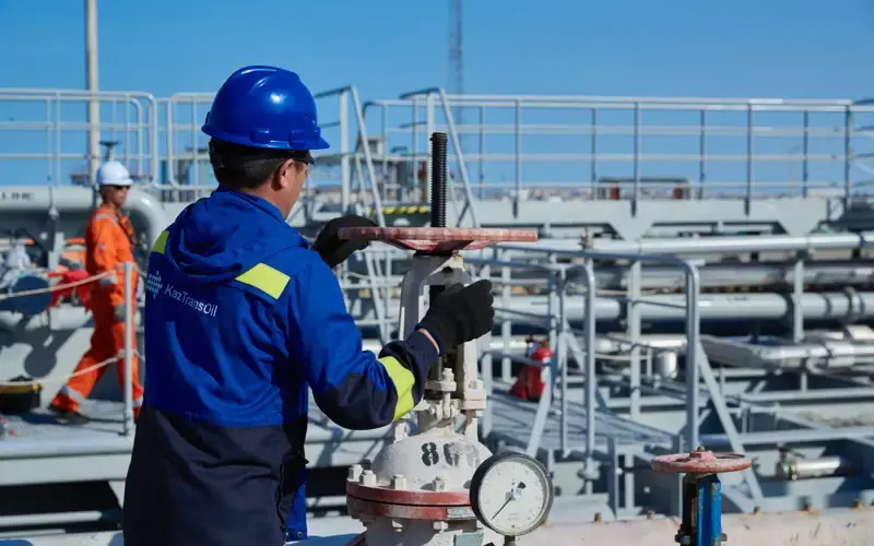 Kazakhstan dừng trung chuyển dầu sang Đức qua Nga