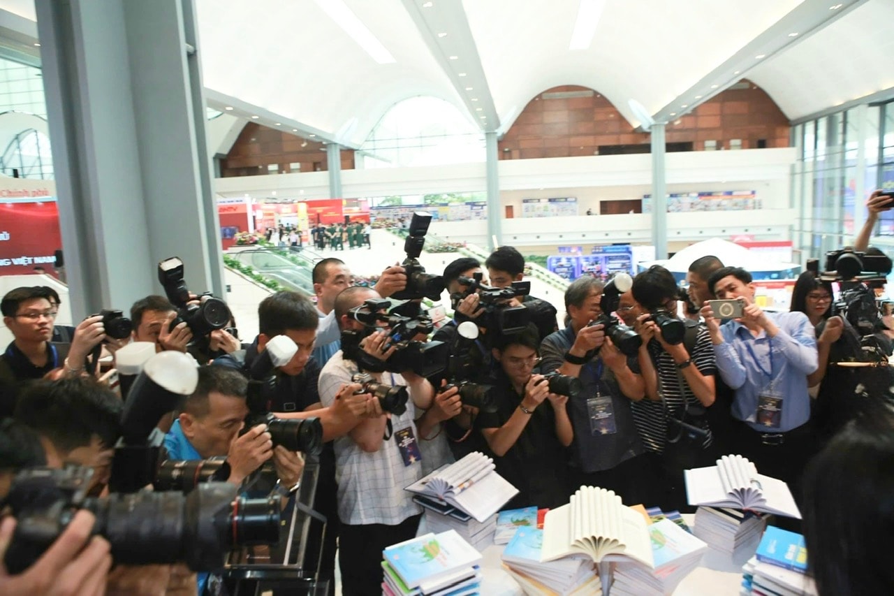 Đề xuất rút ngắn thời gian phản hồi thông tin cho báo chí, siết điều kiện cấp lại thẻ nhà báo