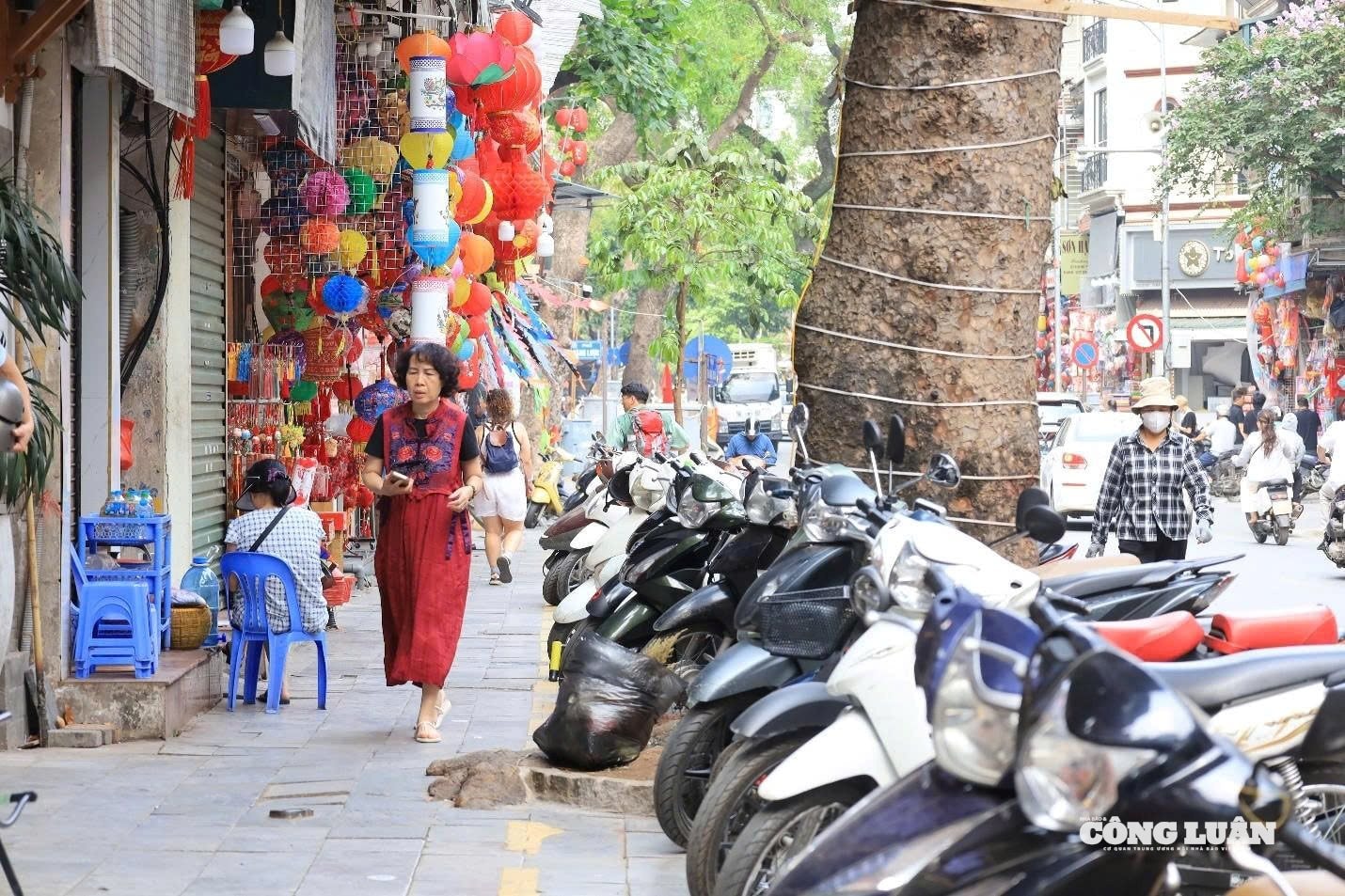 Trên phố Hàng Mã, sau nhiều năm vỉa hè bị lấn chiếm, khách du lịch và người đi bộ nay đã có thể di chuyển thuận tiện hơn.