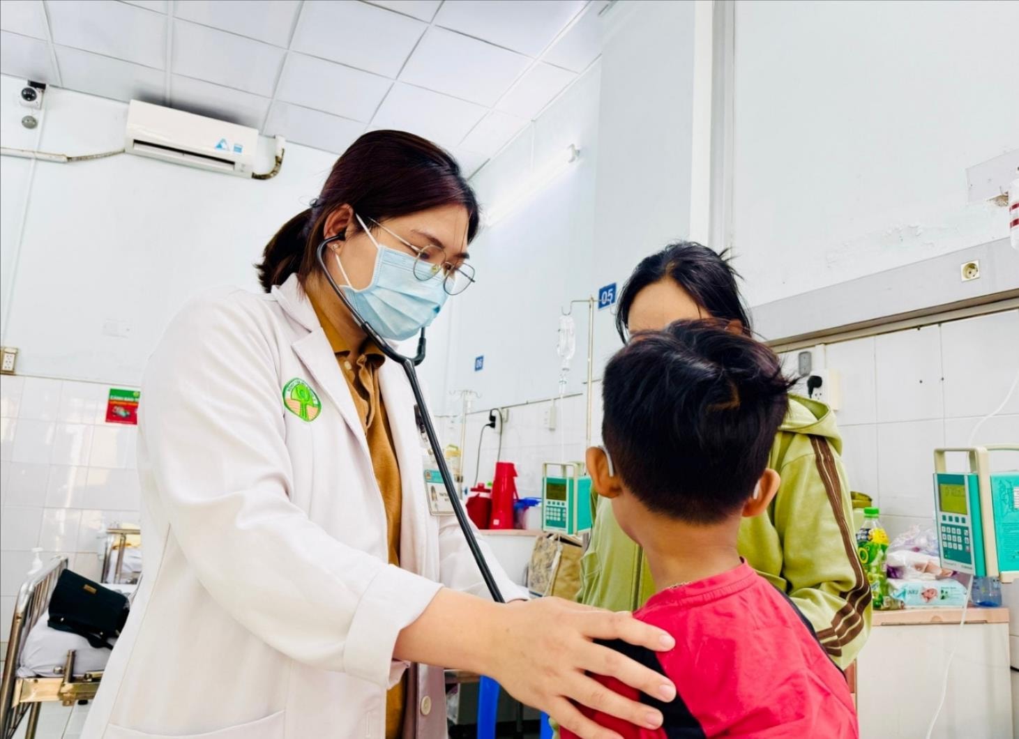 Bộ Y tế chỉ đạo khẩn sau vụ 23 học sinh TP HCM nghi ngộ độc, một trường hợp diễn tiến nặng