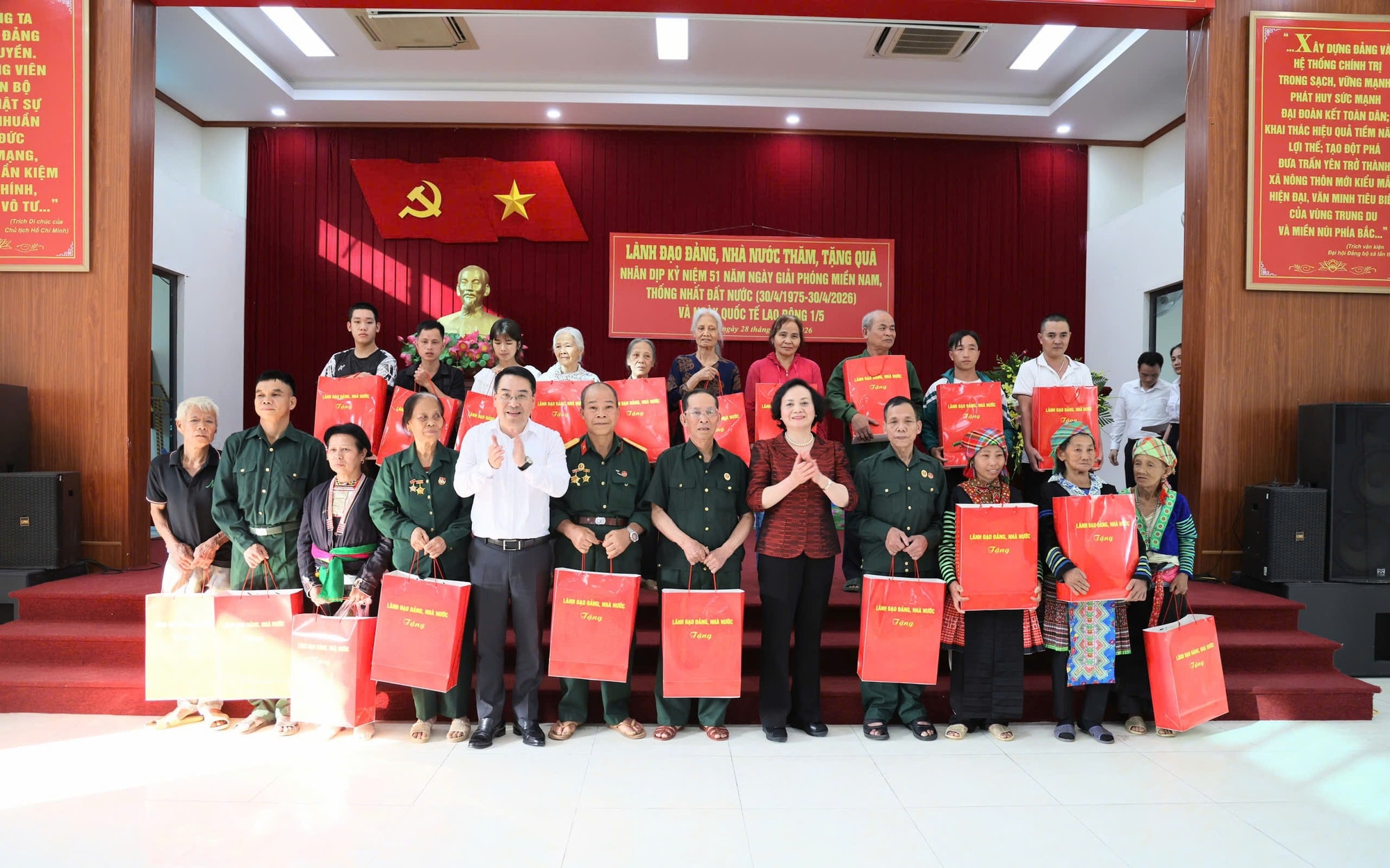 Phó Thủ tướng Phạm Thị Thanh Trà thăm, tặng quà người có công, công nhân và hộ nghèo tại Lào Cai