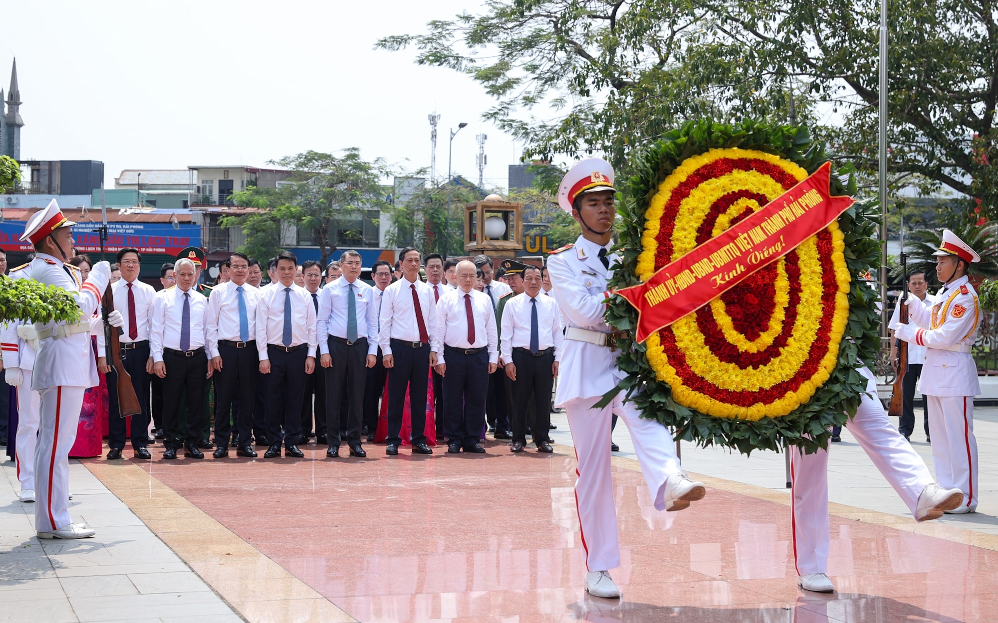 Thủ tướng Lê Minh Hưng dâng hương tưởng niệm các Anh hùng liệt sĩ, tri ân người có công tại Hải Phòng
