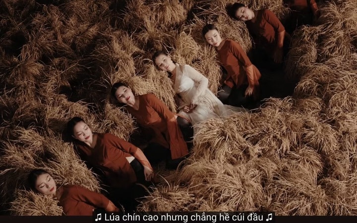 The lyrics contradict the common meaning of the idiom 'rice bends the head'.