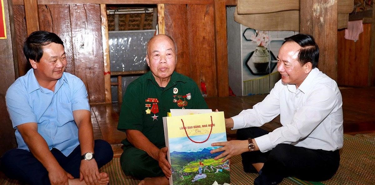 Trưởng ban Tuyên giáo và Dân vận Trung ương Trịnh Văn Quyết thăm, tri ân gia đình chính sách tại Tuyên Quang