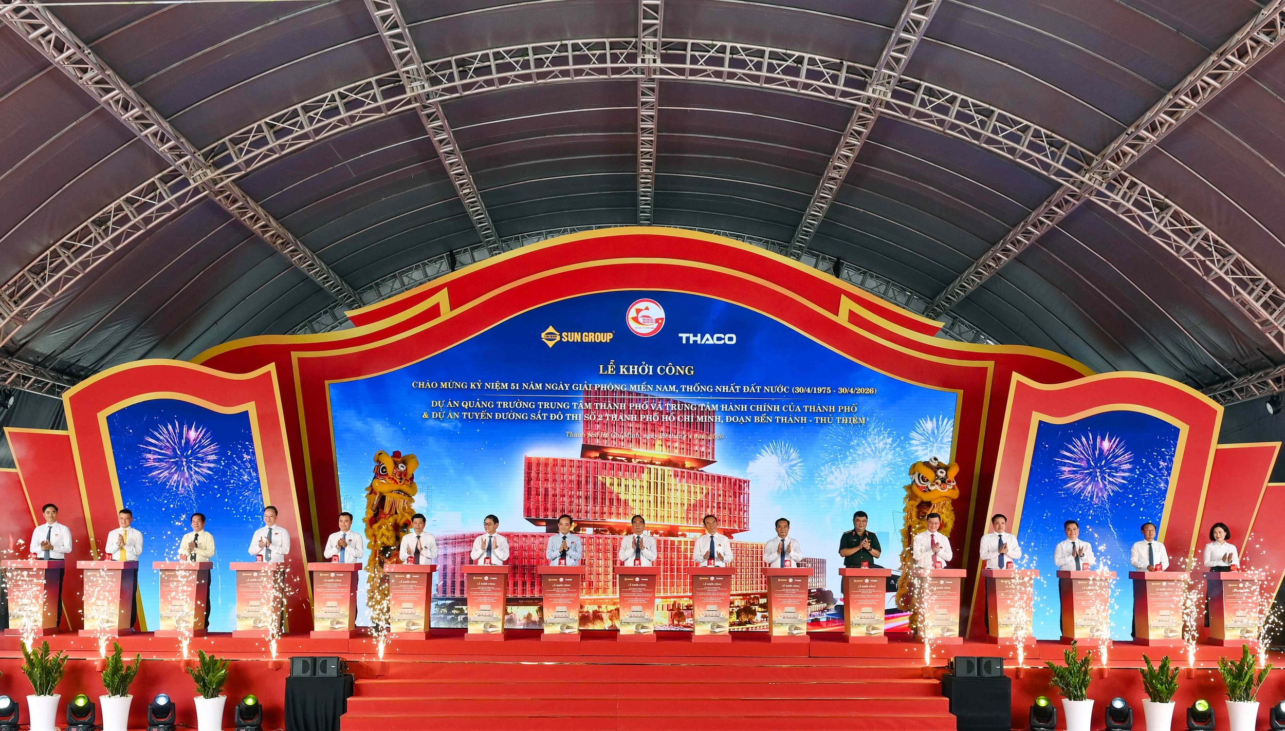 Lãnh đạo, đại biểu cùng nhà đầu tư ấn nút khởi công 2 dự án Quảng trường trung tâm TP và trung tâm hành chính của TP; xây dựng tuyến metro số 2 (đoạn Bến Thành - Thủ Thiêm)