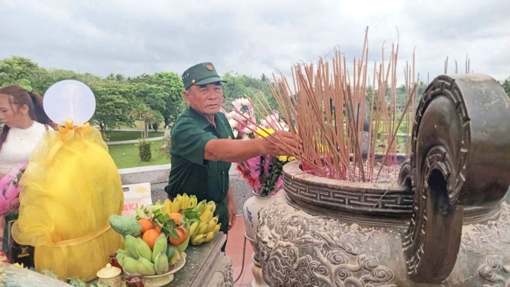 Hàng nghìn người đến Thành Cổ Quảng Trị dâng hương, tri ân các liệt sỹ dịp lễ 30/4