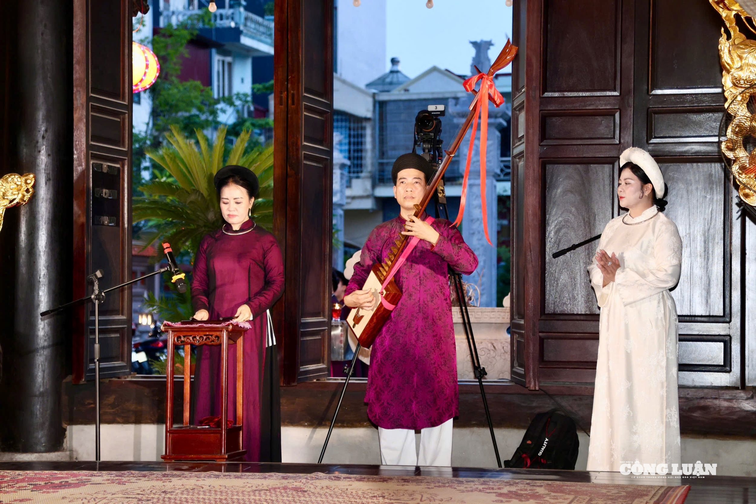 Hai Phong: Traditional folk singing performances at An Bien Temple ...