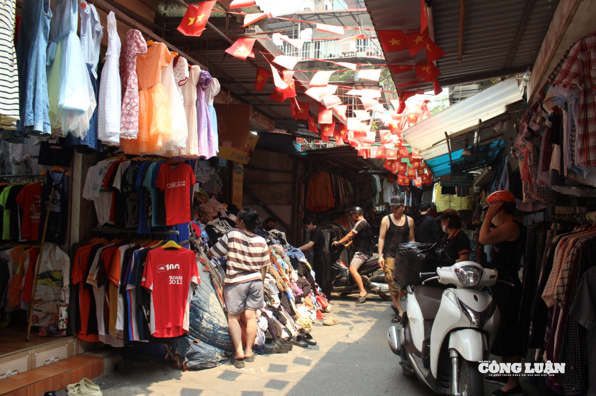 Khung cảnh nhộn nhịp tại “thủ phủ đồ si” Hà Nội.