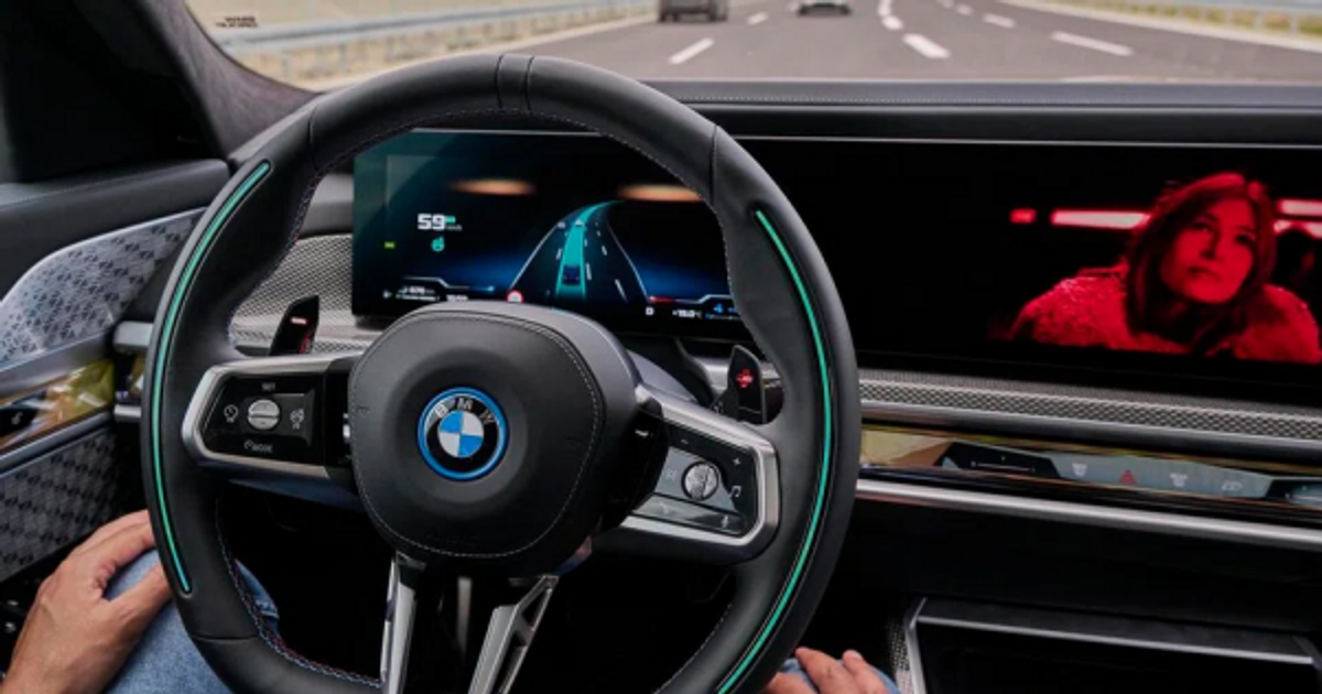 Xu hướng lái xe không cần nhìn đường gây tranh luận về an toàn và trách ...