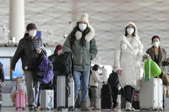 Các gia đình vui mừng đoàn tụ sau khi Trung Quốc mở cửa biên giới