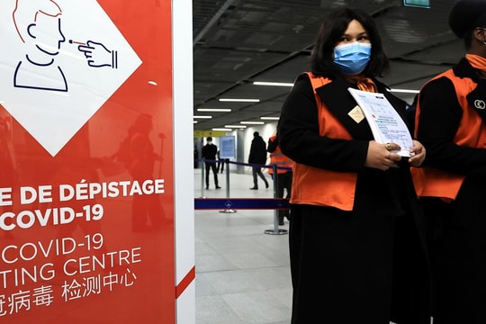 EU khuyến nghị xét nghiệm COVID đối với du khách từ Trung Quốc