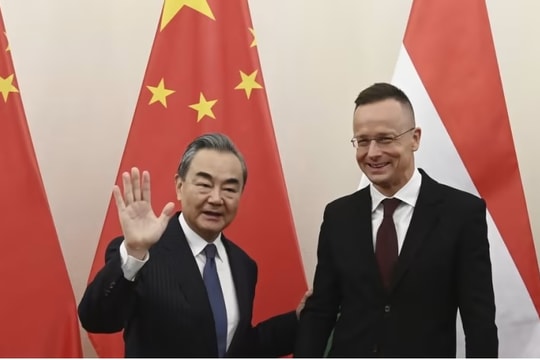 Ông Vương Nghị kêu gọi chấm dứt chiến sự trước chuyến thăm Nga