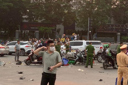 Điều tra vụ ô tô điên đâm liên hoàn hàng chục xe máy tại ngã tư Võ Chí Công – Xuân La