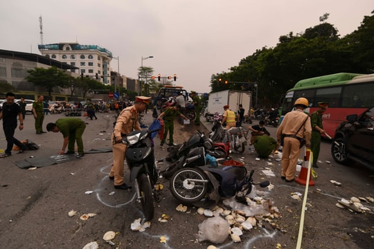 Vụ ô tô đâm liên hoàn 17 xe máy: Người dân bàng hoàng, run sợ kể lại