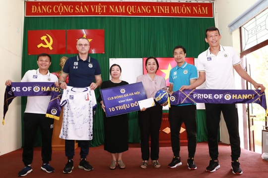 CLB bóng đá Hà Nội thăm và tặng quà tri ân người có công tại Trung tâm Dưỡng lão Thị Nghè
