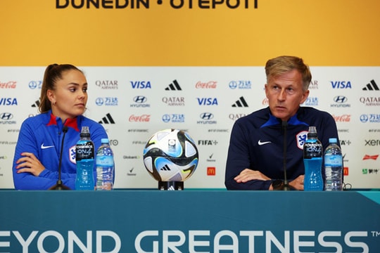 HLV Hà Lan khen hàng thủ của ĐT nữ Việt Nam, ông Mai Đức Chung hứa chơi hết mình