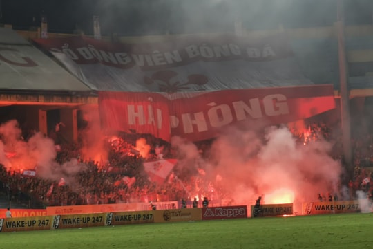 VFF cấm CĐV Hải Phòng vào sân Hàng Đẫy 1 trận vì đốt pháo sáng