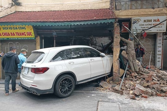 Điều tra nữ tài xế sinh năm 2003 có nồng độ cồn, húc sập nhà cổ ở Hà Nội