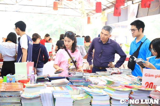 Trải nghiệm các hoạt động văn hóa nghệ thuật đặc sắc tại hồ Văn, khu di tích Văn Miếu - Quốc Tử Giám